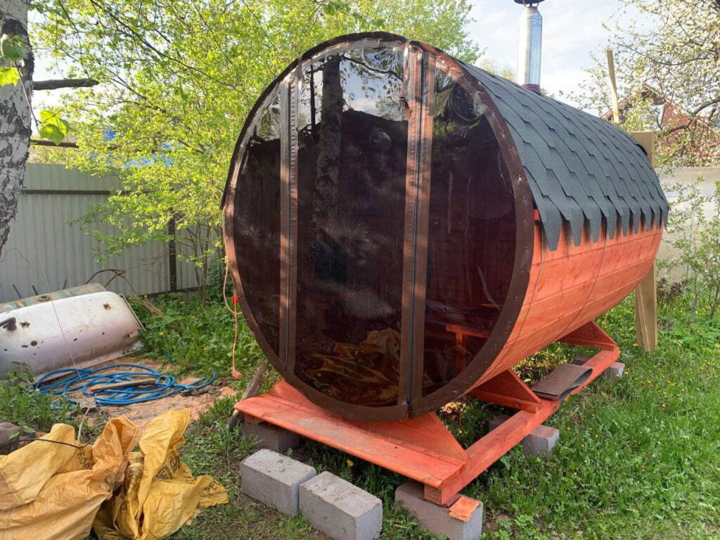 Изготовили мягкие окна для бани бочки